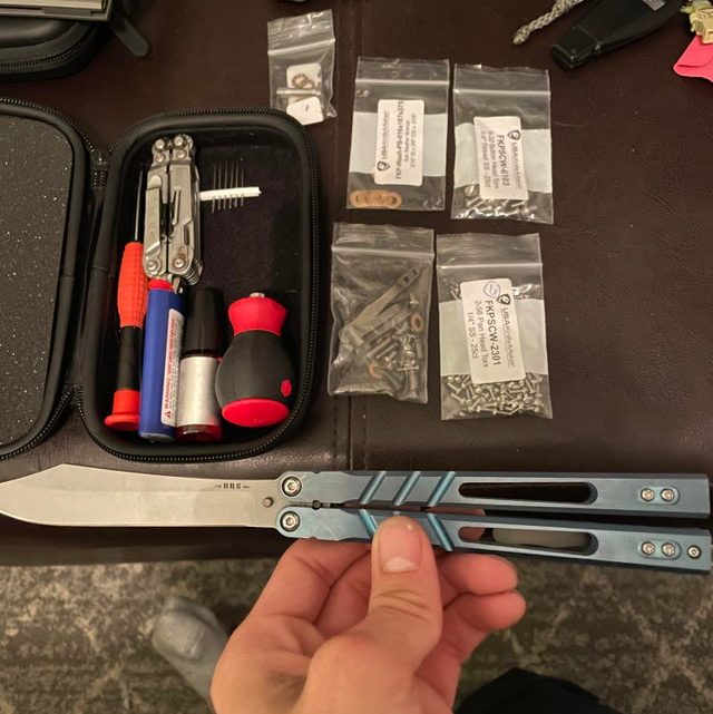 Vu sur Reddit: Best advice is go crazy on extra hardware I stripped my bolts and didn’t know what to do. Searched everywhere and now have everything to fix my knife on the spot.