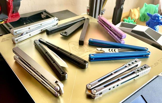 Vu sur Reddit: Current Collection of Balisongs – Placed In Order from Least Favorite to Most Favorite to Own.