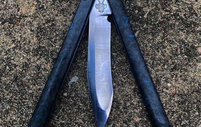 Vu sur Reddit: I Absolutely love the way this fat carbon looks on my newest knife.