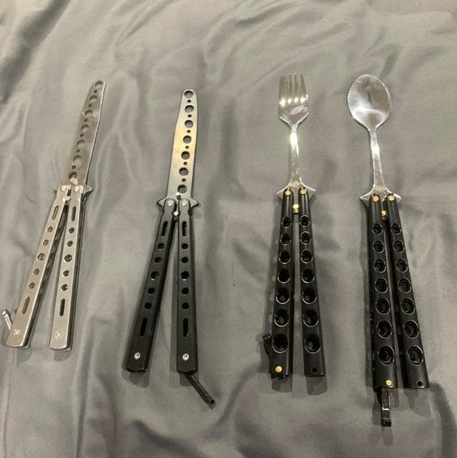 Vu sur Reddit: First balisong/balisongs. They all came in at the same time so none were really first.