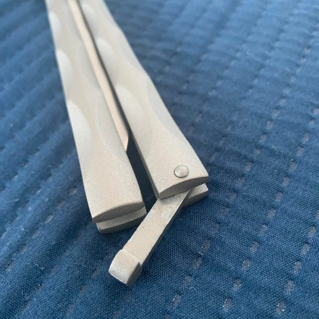 Vu sur Reddit: How do I take off the latch for this this balisong.