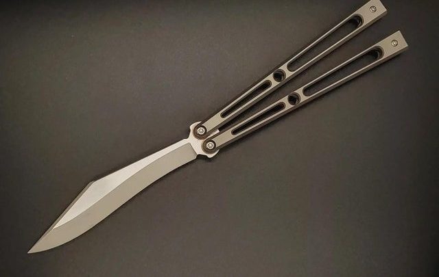 Vu sur Reddit: The Goose! This is the first prototype of the balisong I’m designing! Price is currently set at $650 and pre-orders will be opening up in around a month or so! More information on my Instagram! (Same handle)
