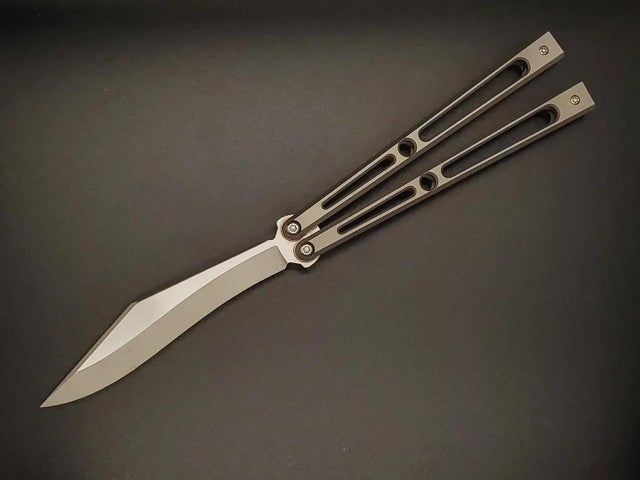 Vu sur Reddit: The Goose! This is the first prototype of the balisong I’m designing! Price is currently set at $650 and pre-orders will be opening up in around a month or so! More information on my Instagram! (Same handle)